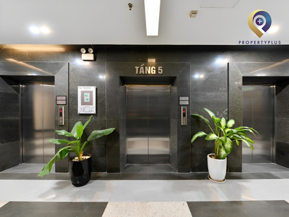 Reception lobby of ICON4 Tower with modern interior and welcoming atmosphere.